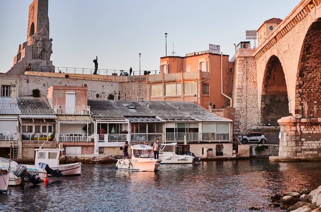 Composition d'un package Signature Reflet Maritime — matières nobles et vue maritime